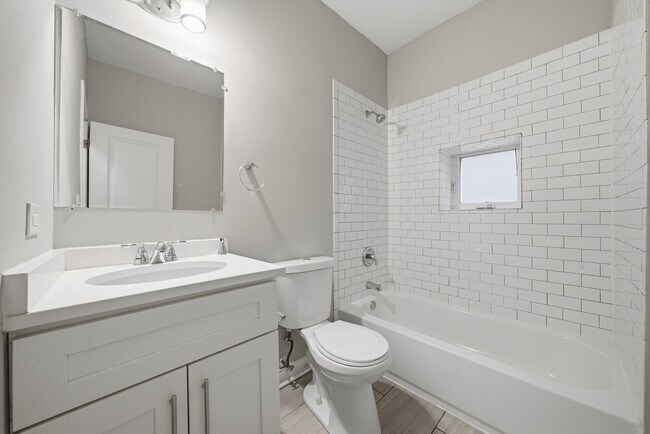 Building Photo - 5039 W Cullom Ave