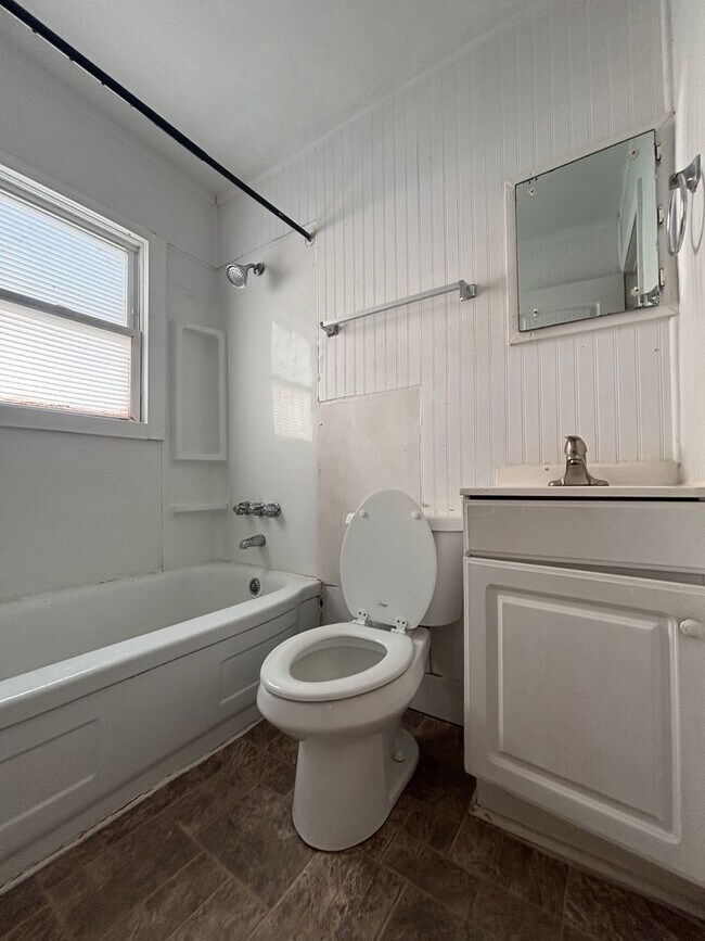 Building Photo - Large 2 Bedroom Home with a Garage