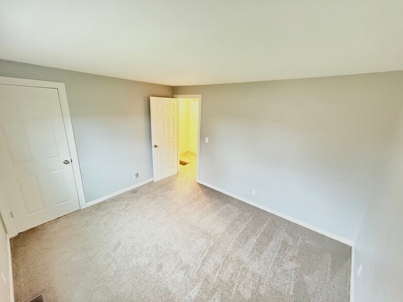 Building Photo - 1936 Canterbury Dr