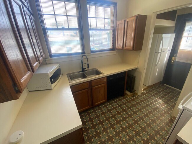 Building Photo - Massive 4 Bedroom, 2 Bath Brick Home