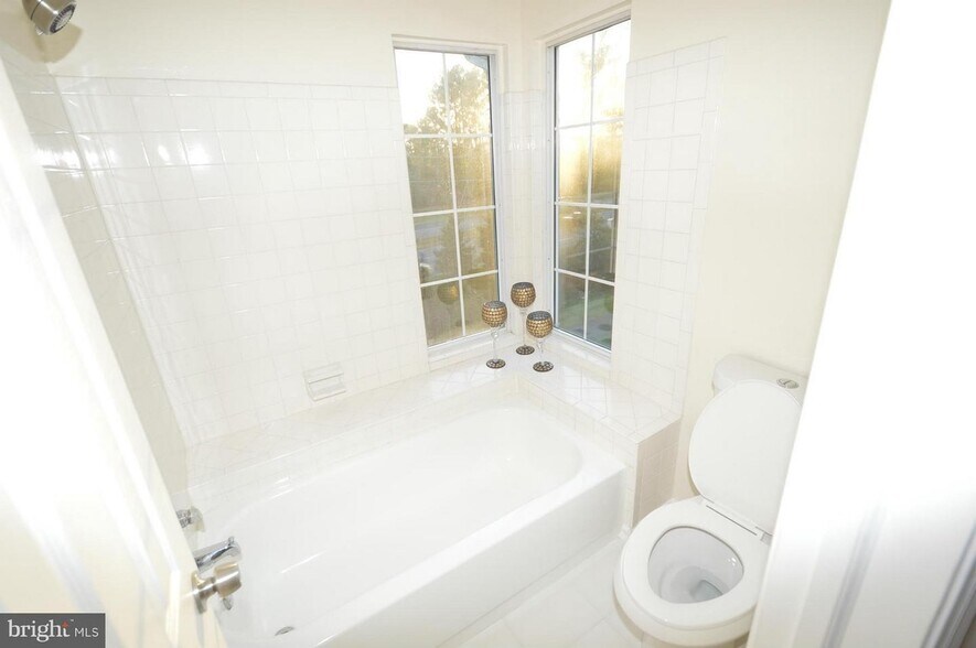 full bathroom - 6629 Medinah Ln