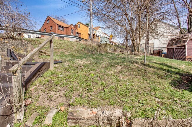 Building Photo - Updated 3 Bedroom 1 Bath with Off Street P...
