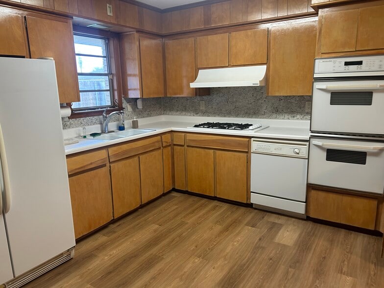 Building Photo - 127 Willow Dr