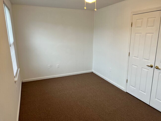 Building Photo - Spacious 3 Bedroom End Unit- Baltimore, MD