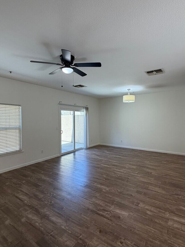 Building Photo - 3301 N Park Dr