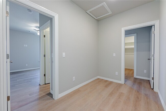 Building Photo - 1406 SW Casuarina Dr