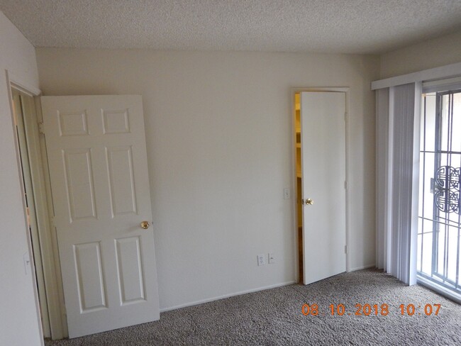 Building Photo - West Ironwood Hill Dr & Greasewood Rd 2/2