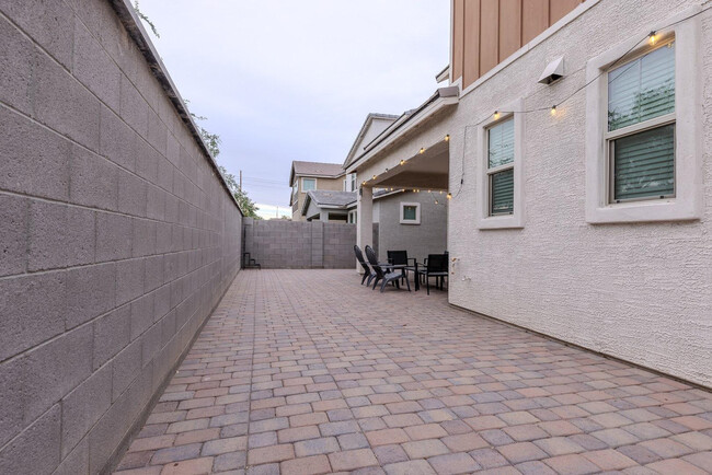 Building Photo - 1064 S Sunset Dr