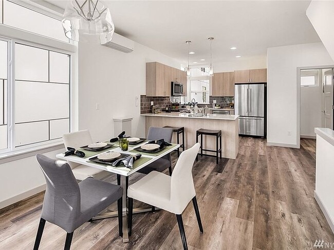 Building Photo - 1631 S King St