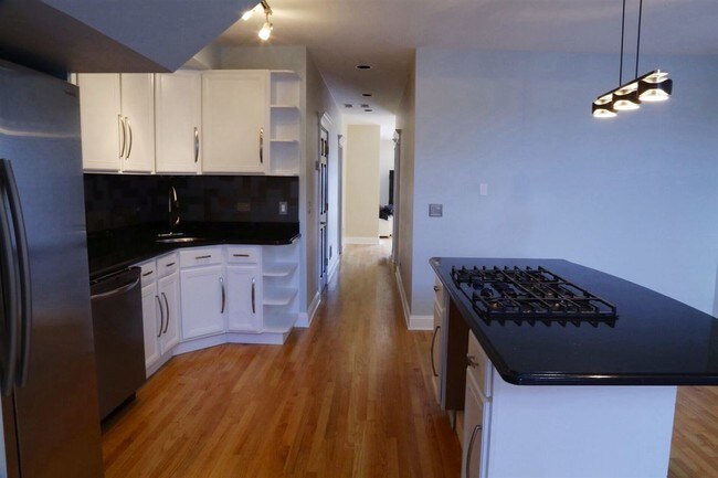 Building Photo - 1033 N Hermitage Ave