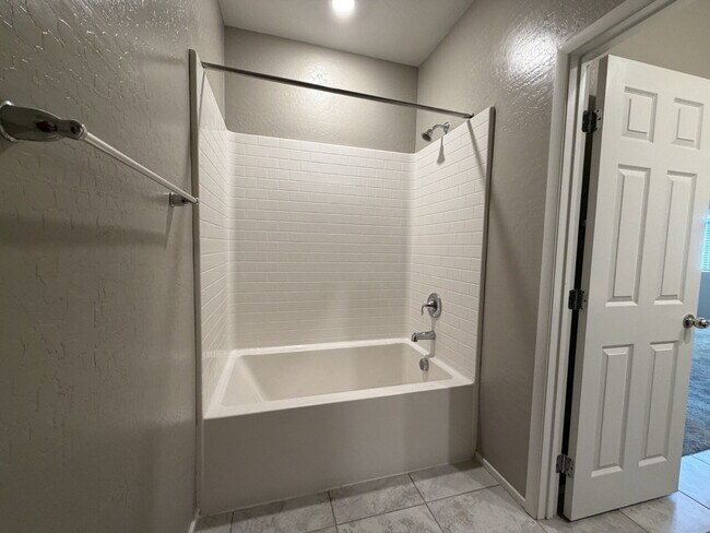 Building Photo - GATED 3 BED 3 BATH 2 CAR GARAGE TOWNHOUSE W/ BED AND BATH DOWNSTAIRS + LOFT & YARD. COMMUNITY FEA...