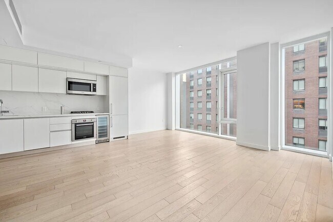 Building Photo - 505 W 43rd St