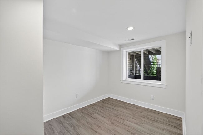 Building Photo - Available Now! 3 Bed 3.5 Bed in Brightwood...