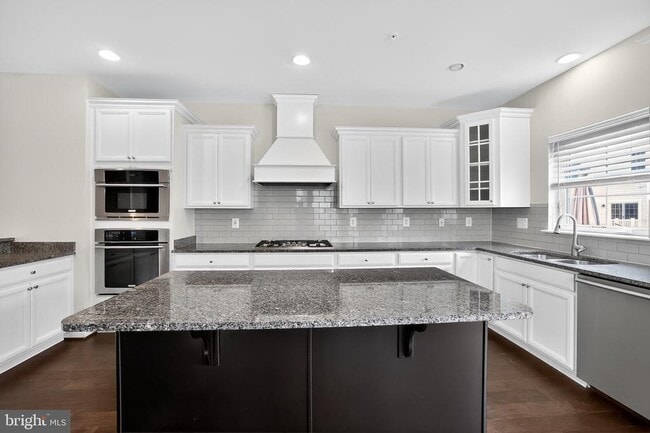 Building Photo - 7049 Banbury Dr