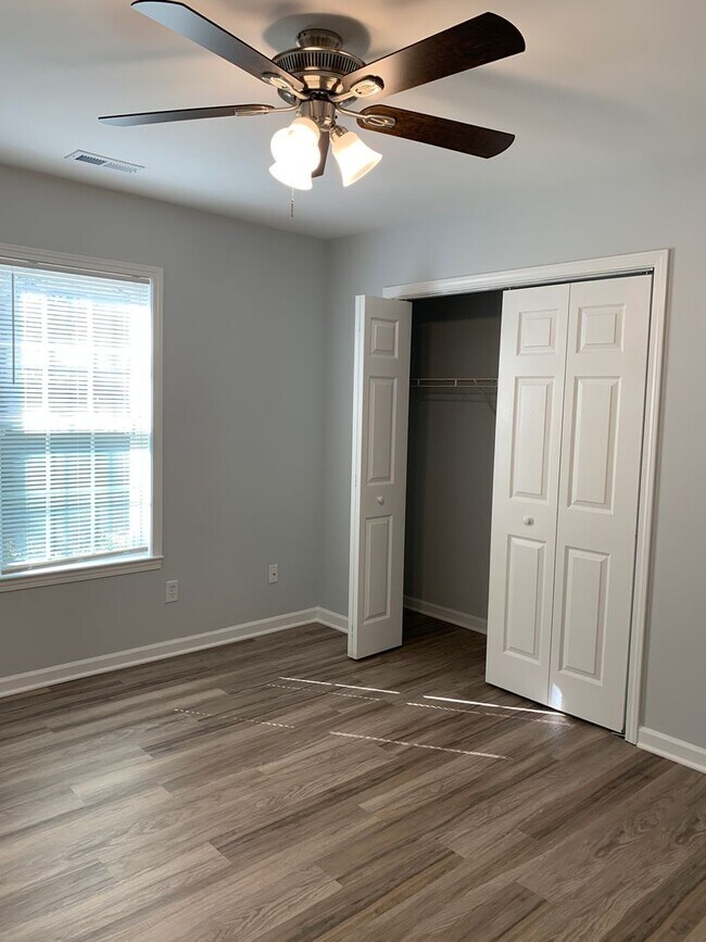 Building Photo - 3 Bedroom 2 Bath Renovated House Available Now on Park Avenue