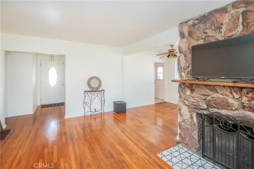 Building Photo - 15011 Hartland St