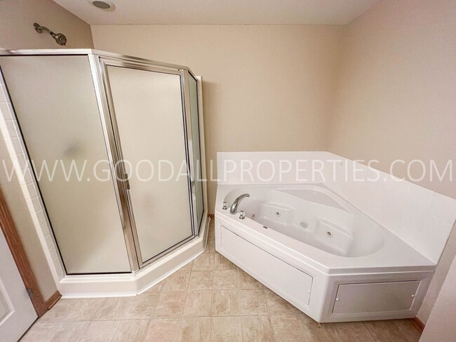 Building Photo - Wonderful 2 Bedroom, 2 Bath Townhome in No...