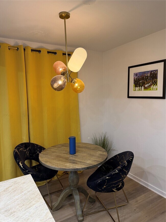 Building Photo - 2012 Brun St