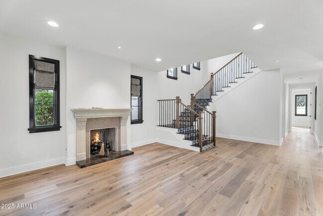 Building Photo - 4901 E Amelia Ave