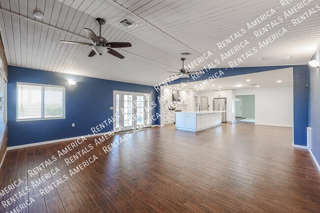 Building Photo - 1360 W Esplanade St