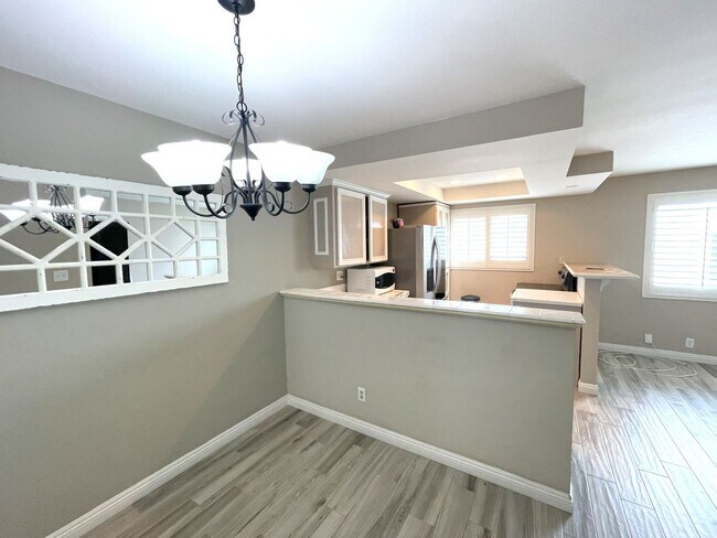 Building Photo - Updated 2 bedroom split level townhome