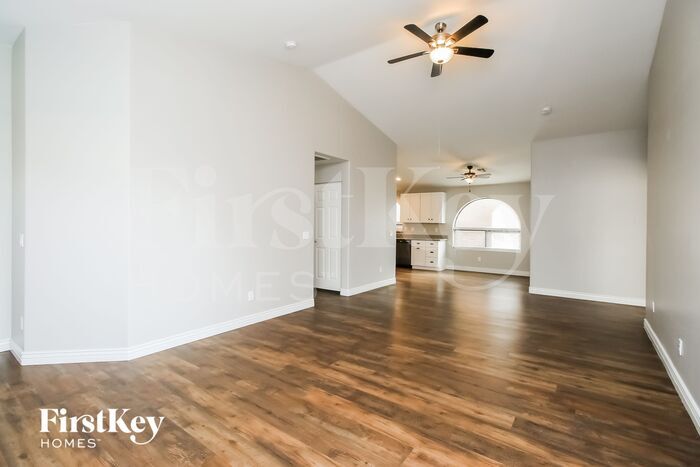 Building Photo - 691 E Daniella Dr