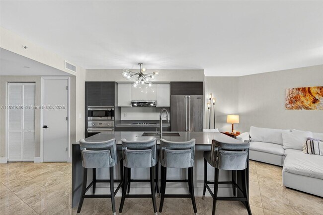 Building Photo - 9821 E Bay Harbor Dr