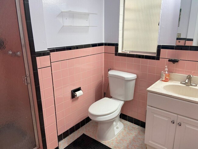 Building Photo - 1st Floor 2Bd / 1Ba  Flat With Garage Parking