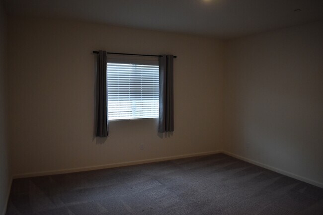 Building Photo - 662 Pegasus Dr