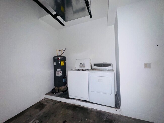 Building Photo - Experience this Cape Coral 3 bedroom 2 bath corner duplex with 1 car garage and screened in lanai.