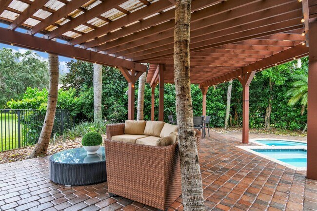 Building Photo - 10703 Versailles Blvd