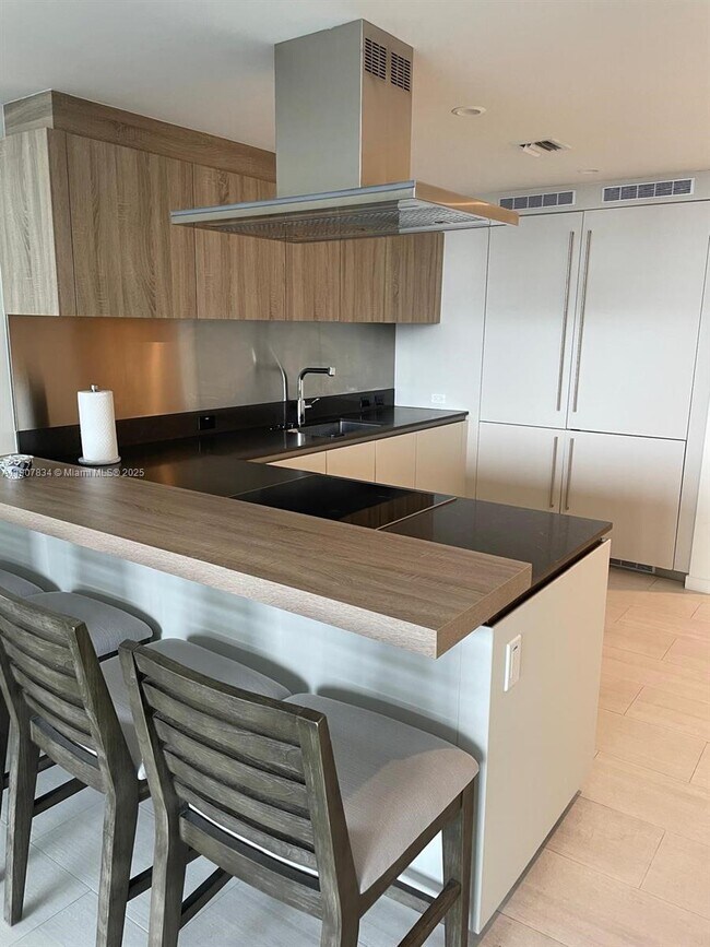 Building Photo - 1000 Brickell Plaza