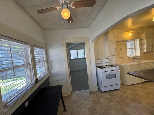 Building Photo - 3811 E 10th St