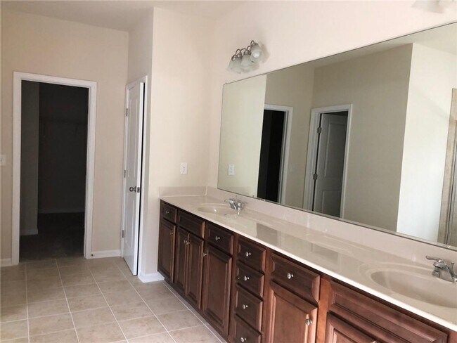 Building Photo - 5315 Mirror Lake Dr