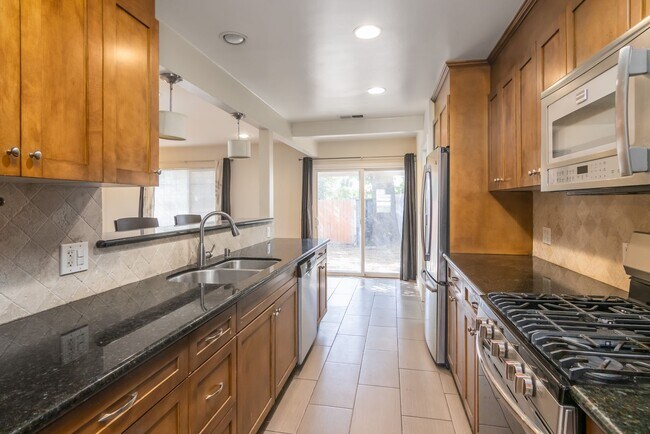 Building Photo - Spacious 3 Bedroom / 2 Bathroom Home in La...