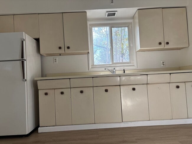 Building Photo - 30 Oak Dr