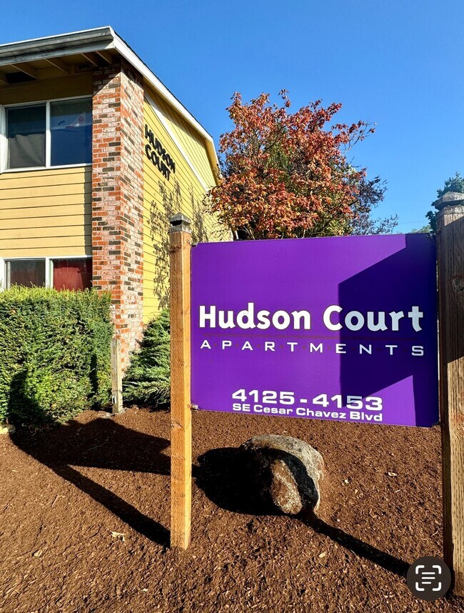 Building Photo - **$750 DEPOSIT + FREE FIRST MONTH'S RENT**Updated Top Floor Unit in Creston-Kenilworth Neighborho...