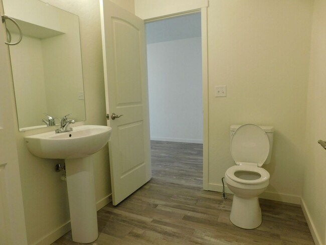 Building Photo - Newer Construction close to Community Hospital