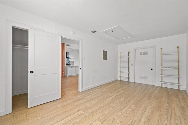 Building Photo - 2313 Lakehurst Dr