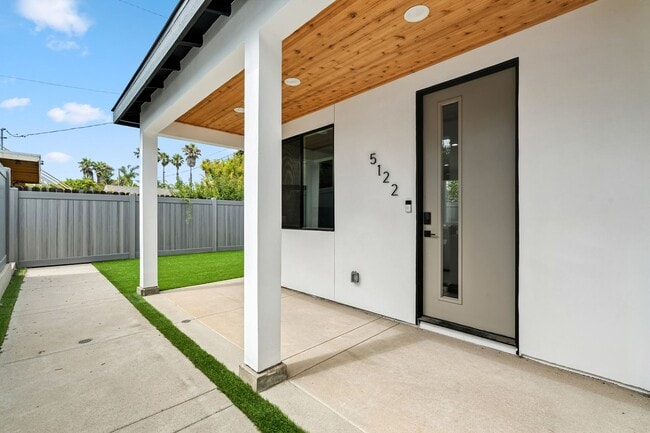 Building Photo - Coastal 3-Bedroom 2-Bathroom House with Hu...