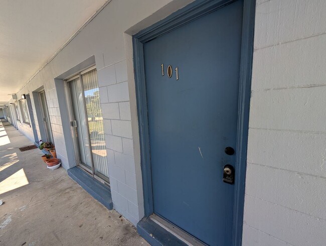 Building Photo - Updated Ground Floor 2/1 **Water/Sewer Included**