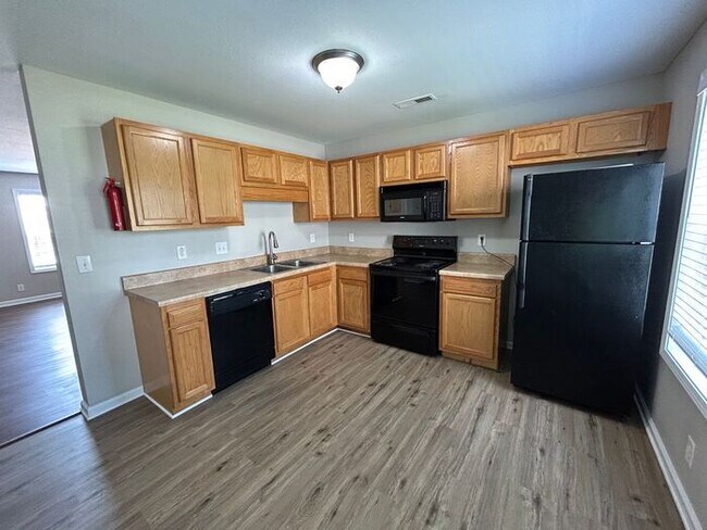 Building Photo - 2 Bed, 1.5 Bath Townhome *Near Fort Campbell*