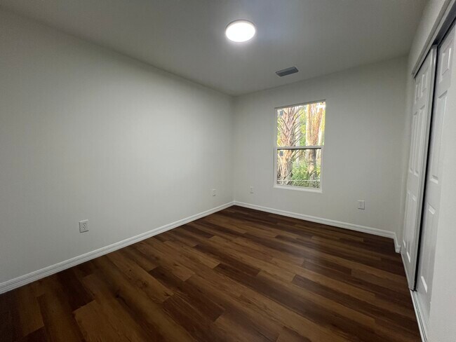 Building Photo - Allen St