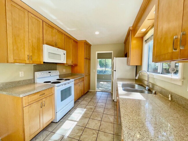 Building Photo - Desirable 3/2 San Antonio Village Condo