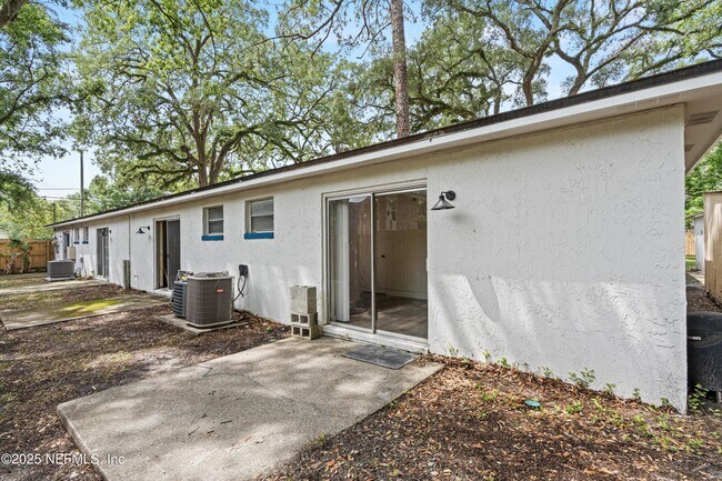 Building Photo - 3329 Mayflower St