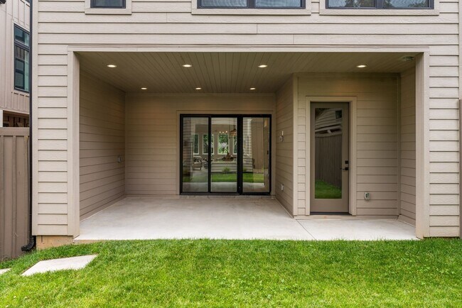 Building Photo - Stunning New Townhome in The Heart of East Nashville