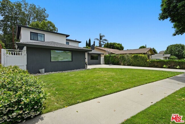 Building Photo - 6558 Lasaine Ave