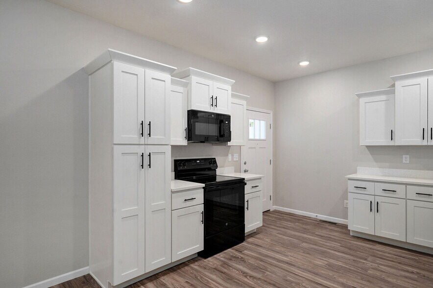 Building Photo - 319 S Florence Ave