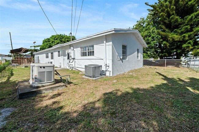 Building Photo - 2444 Plunkett St