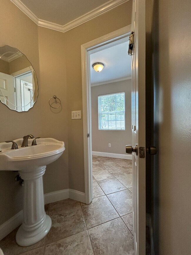Building Photo - Charming 2 Bedroom/2.5 Bathroom home in Sandfly